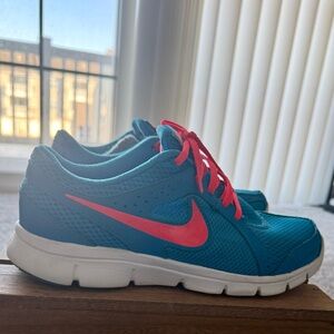 Women’s Nike Flex Experience sneakers | sz 8